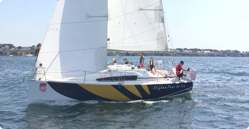 Voilier avec son équipage qui navigue sur l'eau