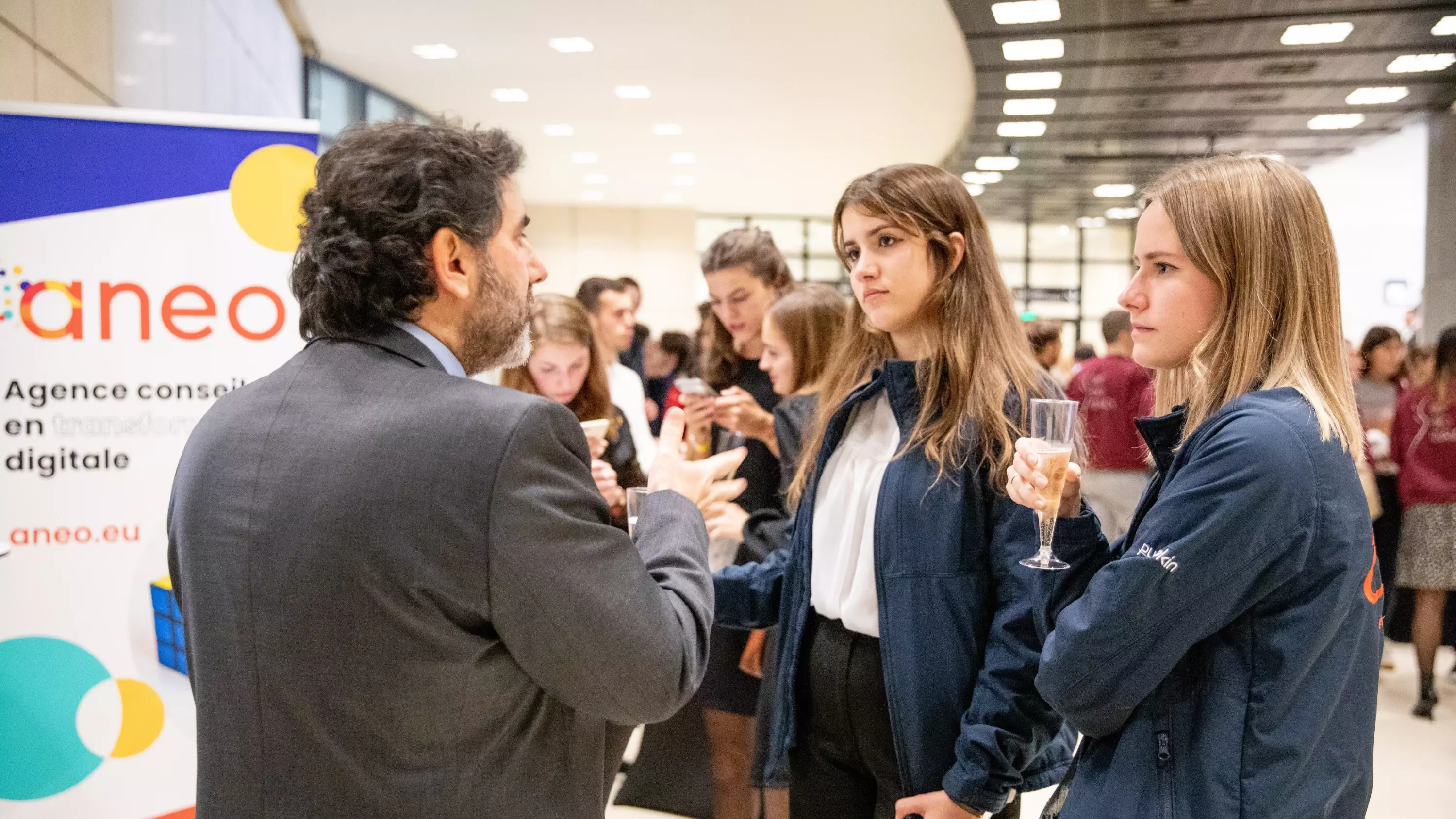 Un ensemble de personnes discutent dans la salle de l'opéra Bastille
